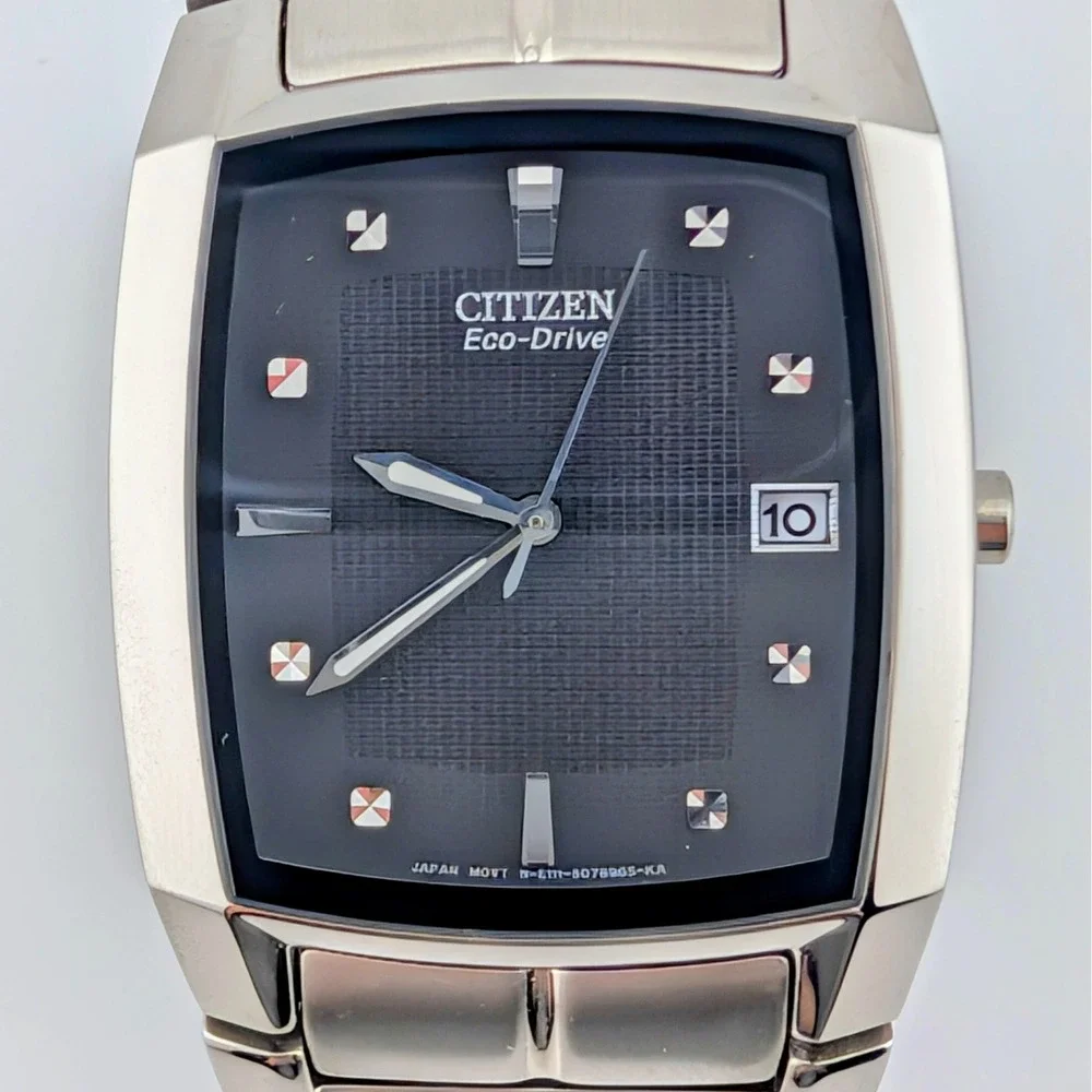 Citizen Eco-Drive E111-S049385 Tonneau Black Dial SS Men's Watch Box Papers